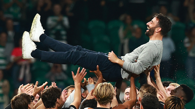 Футболисты «Спортинга» качают Рубена Аморима.