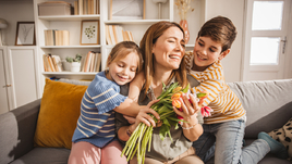 Дети дарят цветы маме