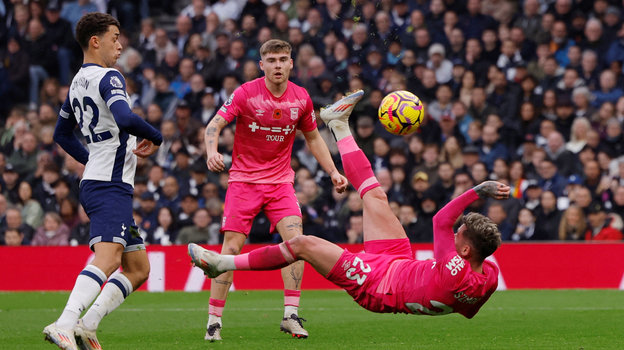 Сэмми Смодич (справа) забивает первый гол в ворота «Тоттенхэма».