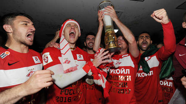 Сальваторе Боккетти, Артем Ребров, Сердар Таски, Денис Глушаков, Маурисиу (слева направо) празднуют победу «Спартака» в чемпионате России-2016/17 после матча с «Тереком» (3:0) 17 мая 2017 года.