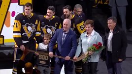 «Питтсбург» поздравил Евгения Малкина (слева) с 500-й шайбой в НХЛ