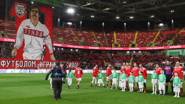 Игроки «Спартака» и баннер болельщиков в память о Федоре Черенкове перед началом ретро-матча. Игроки «Спартака» и баннер болельщиков в память о Федоре Черенкове перед началом ретро-матча