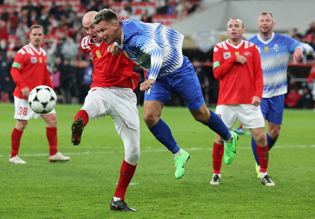 Футболисты Виктор Онопко и Александр Сапета в ретро матче «Спартак» — «Динамо». Футболисты Виктор Онопко и Александр Сапета в ретро матче «Спартак» — «Динамо»