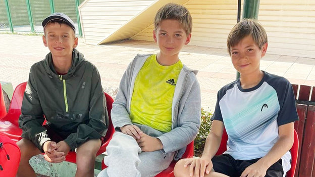 Юные теннисисты Евгений Кафельников-младший, Александр Куницын и Тимур Гордеев (слева направо). Юные теннисисты Евгений Кафельников-младший, Александр Куницын и Тимур Гордеев (слева направо)