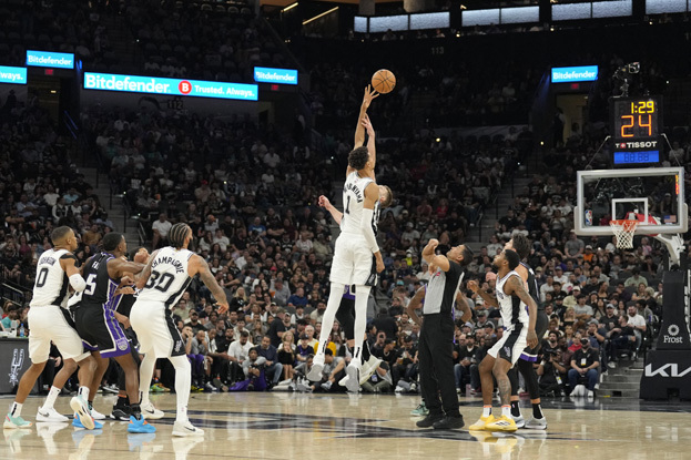 Баскетболист «Сан-Антонио» Виктор Вембаньяма (№ 1) в матче против «Сакраменто». Баскетболист «Сан-Антонио» Виктор Вембаньяма (№ 1) в матче против «Сакраменто».