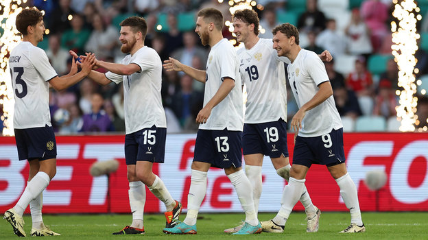 Футболисты сборной России Далер Кузяев, Данил Глебов, Иван Сергеев, Антон Миранчук и Федор Чалов (слева направо). Футболисты сборной России Далер Кузяев, Данил Глебов, Иван Сергеев, Антон Миранчук и Федор Чалов (слева направо)