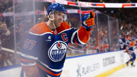 Капитан «Эдмонтона» Коннор Макдэвид празднует свое достижение в матче против «Нэшвилла» (3:2 ОТ)