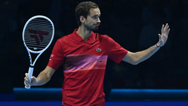 Медведев остался без полуфинала, но обнадежил. Достойная битва с первой ракеткой мира в Турине