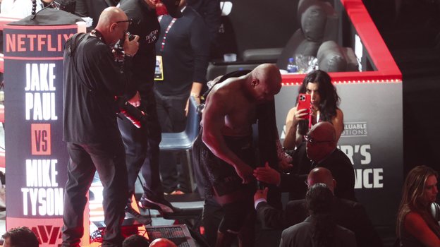 Майк Тайсон покидает ринг после поражения Джейку Полу.