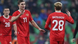 Футболисты сборной России Тамерлан Мусаев и Алексей Батраков