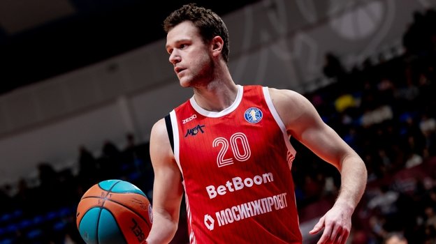 Форвард МБА-МАИ Андрей Зубков.
