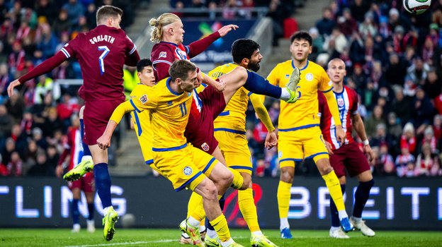 Эрлин Холанн против игроков сборной Казахстана.