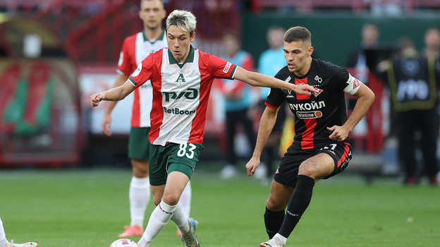 Футболисты Алексей Батраков и Роман Зобнин.