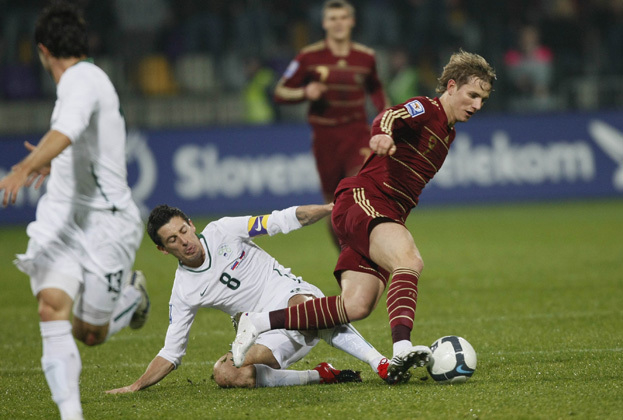 Нападающий сборной России Роман Павлюченко (№ 9) и полузащитник сборной Словении Роберт Корен в матче 18 ноября 2009 года в Мариборе. Нападающий сборной России Роман Павлюченко (№ 9) полузащитник сборной Словении Роберт Корен в матче 18 ноября 2009 года в Мариборе.