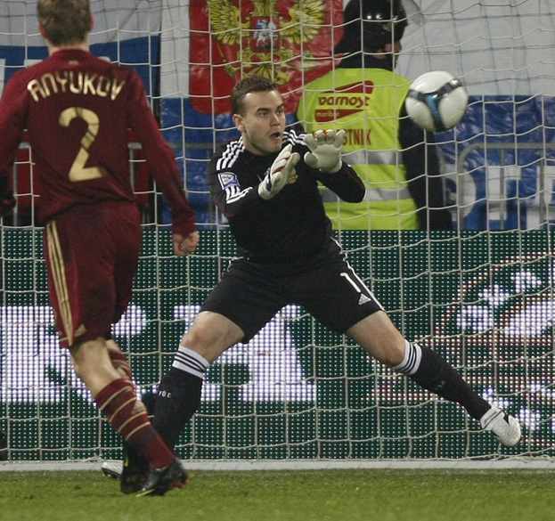 Вратарь сборной России Игорь Акинфеев в матче со сборной Словении 18 ноября 2009 года в Мариборе. Вратарь сборной России Игорь Акинфеев в матче со сборной Словении 18 ноября 2009 года в Мариборе.