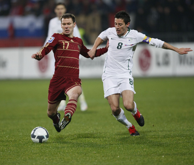 Полузащитник сборной России Константин Зырянов (№ 17) и полузащитник сборной Словении Роберт Корен в матче 18 ноября 2009 года в Мариборе. Полузащитник сборной России Константин Зырянов (№ 17) и полузащитник сборной Словении Роберт Корен в матче 18 ноября 2009 года в Мариборе