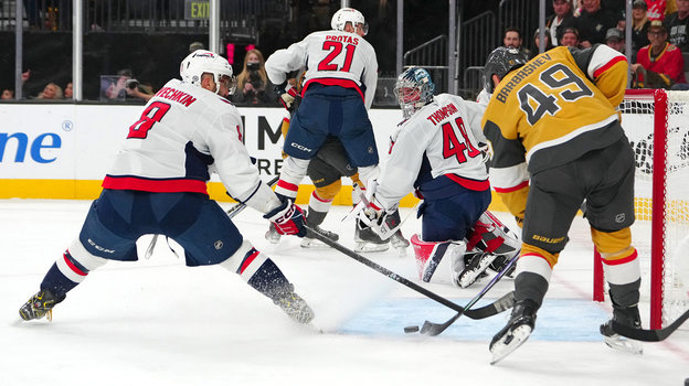 Александр Овечкин (№ 8) блокирует бросок Ивана Барбашева (№ 49) в матче «Вегас» — «Вашингтон» (2:5). Нападающий «Вашингтона» Александр Овечкин (№ 8) блокирует удар форварда «Вегаса» Ивана Барбашева (№ 49) в матче «Вегас» — «Вашингтон» (2:5)