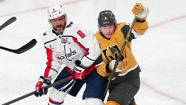 Нападающий «Вашингтона» Александр Овечкин (слева) и защитник «Вегаса» Кэидан Корчак в матче НХЛ 18 ноября в Вегасе.