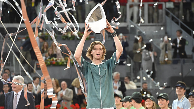 Андрей Рублев празднует победу на турнире в Мадриде. Андрей Рублев празднует победу на турнире в Мадриде