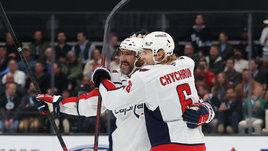 Форвард «Вашингтона» Александр Овечкин и защитник Джейкоб Чикран празднуют гол в матче НХЛ «Юта» — «Вашингтон» (2:6) в Солт-Лейк-Сити 19 ноября.