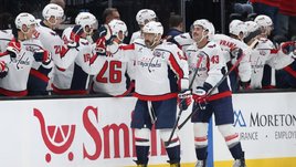 «Травма Овечкина омрачила игру». Американские СМИ впечатлены дублем россиянина и беспокоятся за его здоровье