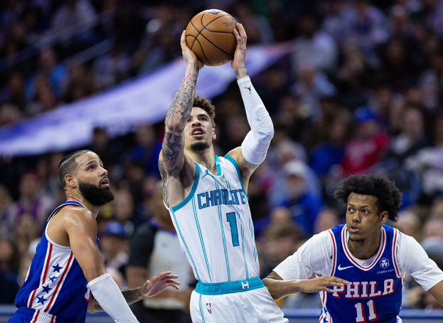 Разыгрывающий «Шарлотт Хорнетс» Ламело Болл (№ 1). Разыгрывающий «Шарлотт Хорнетс» Ламело Болл