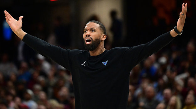 Главный тренер «Шарлотт» Чарльз Ли. Главный тренер «Шарлотт» Чарльз Ли