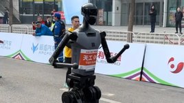 Гуманоид по имени Тяньгун на марафоне в Пекине