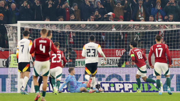 Доминик Собослаи реализует пенальти в матче Венгрия — Германия (1:1).