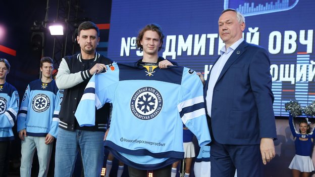 Презентация Дмитрия Овчинникова (в центре) в «Сибири».