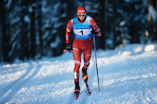 Александр Большунов на дистанции 15 км в мужской гонке преследования на соревнованиях Кубка России по лыжным гонкам в Пермском крае. Александр Большунов на дистанции 15 км в мужской гонке преследования на соревнованиях Кубка России по лыжным гонкам в Пермском крае.