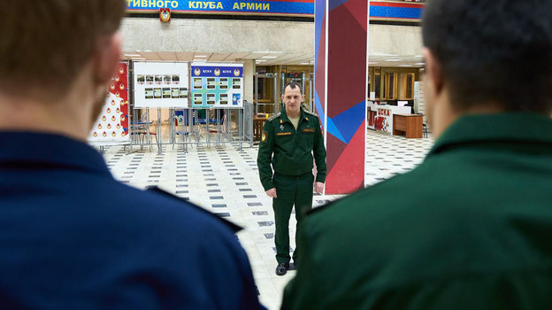 Начальник ЦСКА полковник Артём Громов. Начальник ЦСКА полковник Артём Громов.