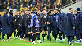 Футболисты сборной Косово уходят с поля перед окончанием матча.