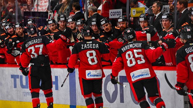 Хоккеисты «Авангарда» в матче против минского «Динамо» (2:5).