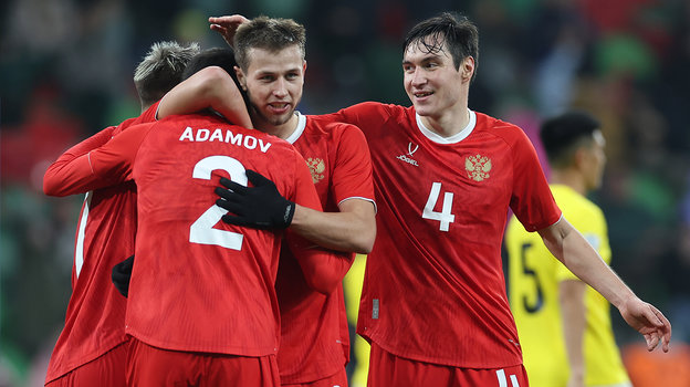 Россия — Бруней — 11:0. Андрей Мостовой, Арсен Адамов (№2), Лечи Садулаев и Вячеслав Караваев (№4). Андрей Мостовой, Арсен Адамов (№2), Лечи Садулаев и Вячеслав Караваев(№4).Товарищеский матч. Сборная России. Россия — Бруней — 11:0.