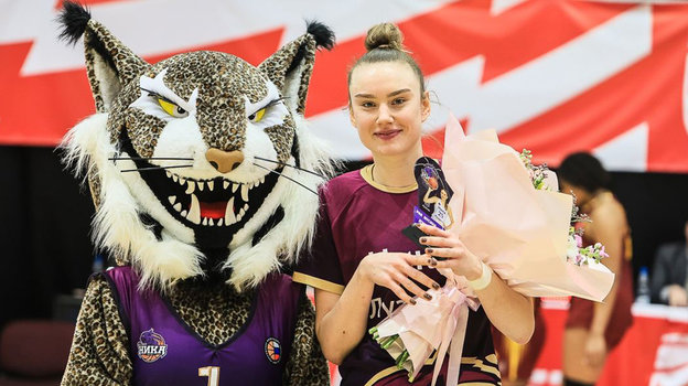 Раиса Мусина с маскотом «Ники». Раиса Мусина с маскотом «Ники»