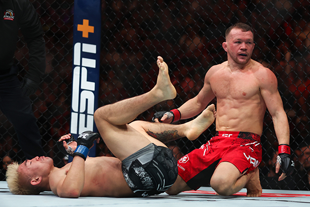 Петр Ян (справа) в бою против Сонга Ядонга. Российский боец UFC Петр Ян в бою против китайца Сонга Ядонга