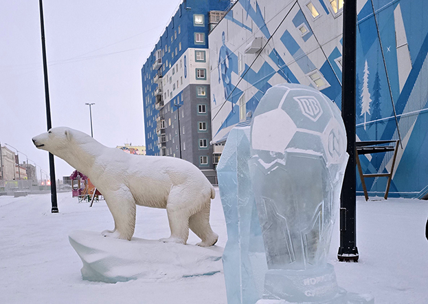 Белая медведица Айка и ледяные фигуры у Дворца спорта «Айка». Белая медведица Айка и ледяные фигуры у Дворца спорта «Айка»