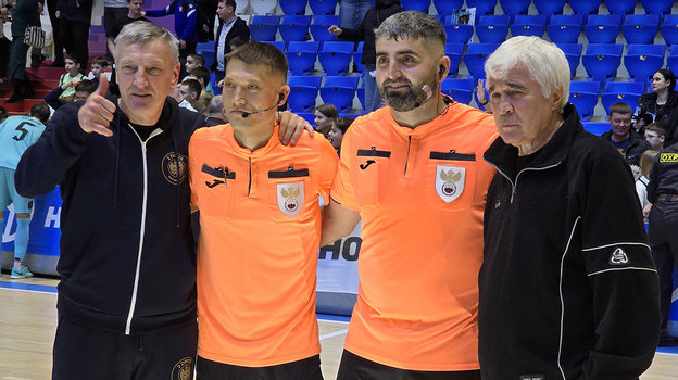 Дмитрий Кузнецов (слева) и Евгений Ловчев (справа) с судьями матча. Дмитрий Кузнецов (слева) и Евгений Ловчев (справа) с судьями матча.