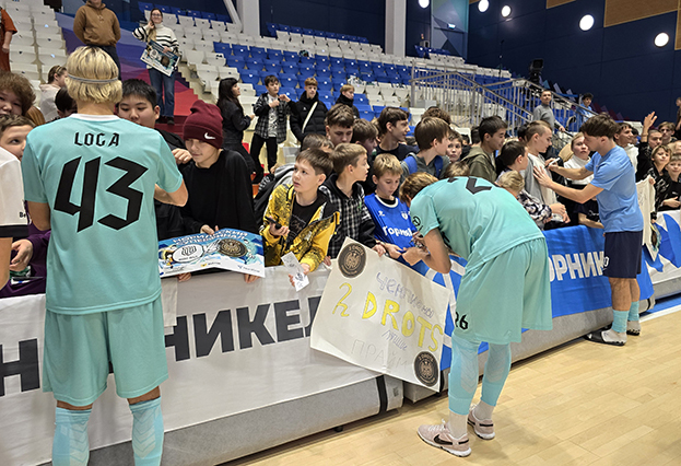 Раздача автографов. Раздача автографов.