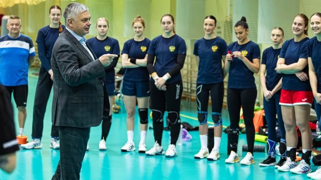 Сергей Шишкарев на тренировке женской сборной России.