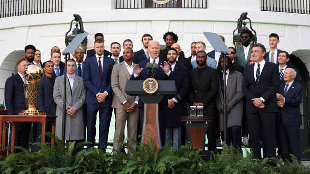 Президент США Джо Байден (в центре) и баскетболисты «Бостон Селтикс» на праздничном приеме в Белом доме. Баскетболисты «Бостон Селтикс» на приеме в Белом Доме 21 ноября 2024 года