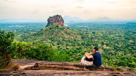 Пара смотрит на природный пейзаж
