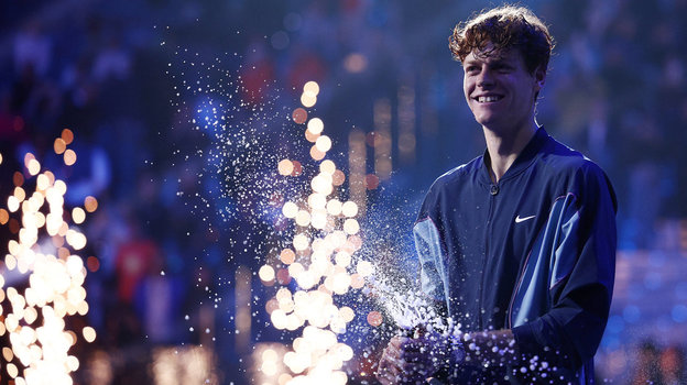 Янник Синнер на Итоговом турнире ATP. Теннисист Янник Синнер празднует победу на Итоговом турнире ATP в Турине