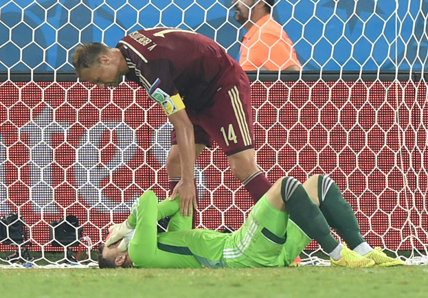 Василий Березуцкий (№ 14) утешает Игоря Акинфеева после пропущенного гола в матче чемпионата мира против Кореи (1:1) 17 июня 2014 года. Футболисты сборной России Василий Березуцкий и Игорь Акинфеев в матче чемпионата мира против Кореи (1:1) 17 июня 2014 года