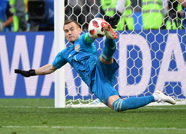 Игорь Акинфеев отражает решающий пенальти в матче чемпионата мира Испания — Россия — 1:1 (пенальти 3:4) 1 июля 2018 года. Вратарь сборной России отражает пенальти в матче против Испании 1 июля 2018 года