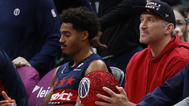 Александр Овечкин (справа) и баскетболист «Вашингтон Уизардс» Джордан Пул. Баскетболист «Вашингтон Уизардс» Джордан Пул и хоккеист «Вашингтона» Александр Овечкин