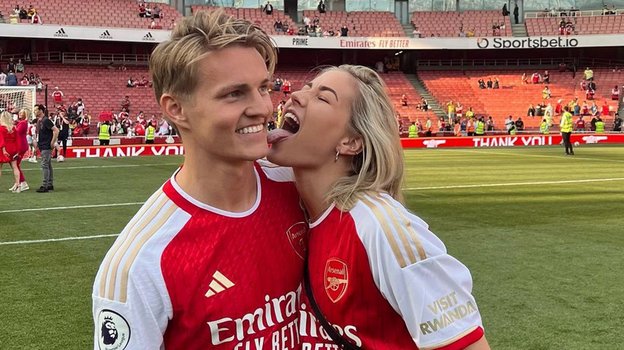 Мартин Эдегор и Хелена Спиллинг. Футболист «Арсенала» Мартин Эдегор и его жена Хелена Спиллинг