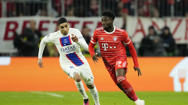 Ашраф Хакими и Альфонсо Дэвис в матче «Бавария» — «ПСЖ» сезона-2022/23.