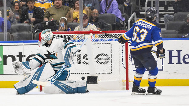 Вратарь «Сан-Хосе» Ярослав Аскаров пропускает гол после удара Джейка Нейборса. Хоккеист «Сан-Хосе» Ярослав Аскаров